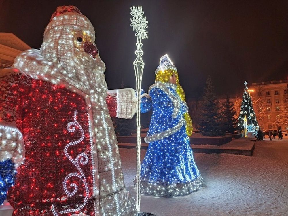 уличные фигуры Деда Мороза и Снегурочки
