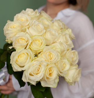 Букет цветов из 21 белой розы Россия