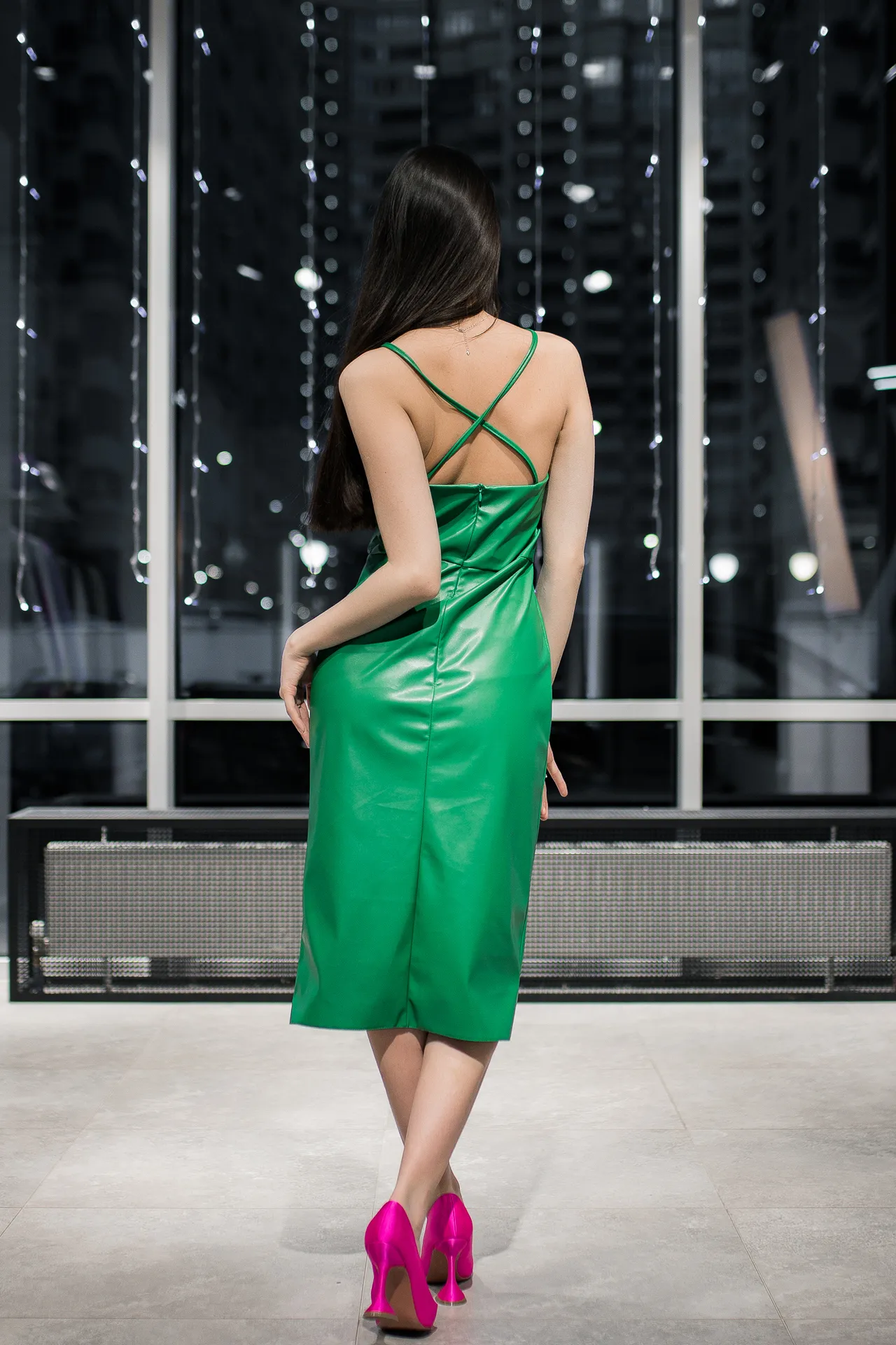 Платье Wish Collection из кожзама с перекрестными лямками на спине и разрезом спереди оптом