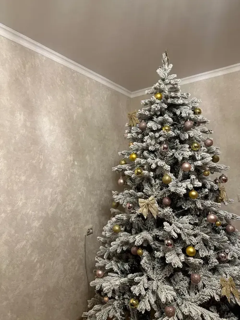 Заснеженная елка с гирляндой «Аляска» (Литая+пвх) 240 см / 2,4 м