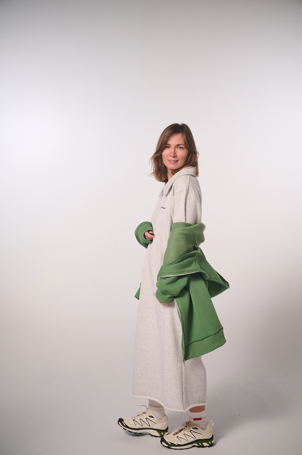 Платье прямого кроя с круглым воротником из плотного футера без начеса, светло-серый меланж