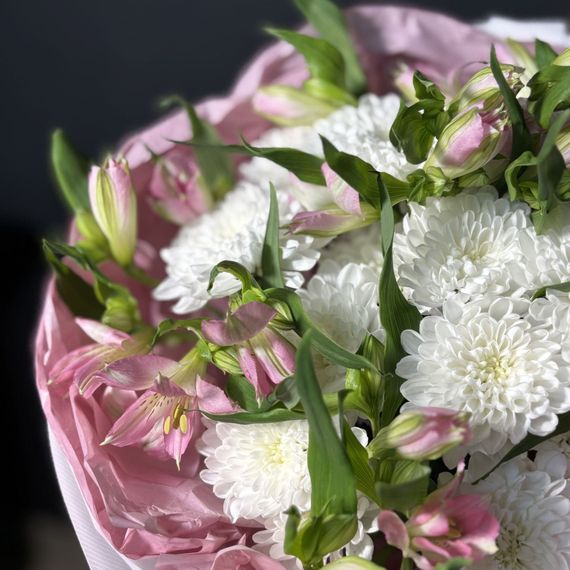 Букет из кустовых хризантем и альстромерий