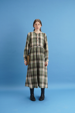 Платье оверсайз "жабо без жабо" с длинным рукавом, пыльно-зеленая клетка