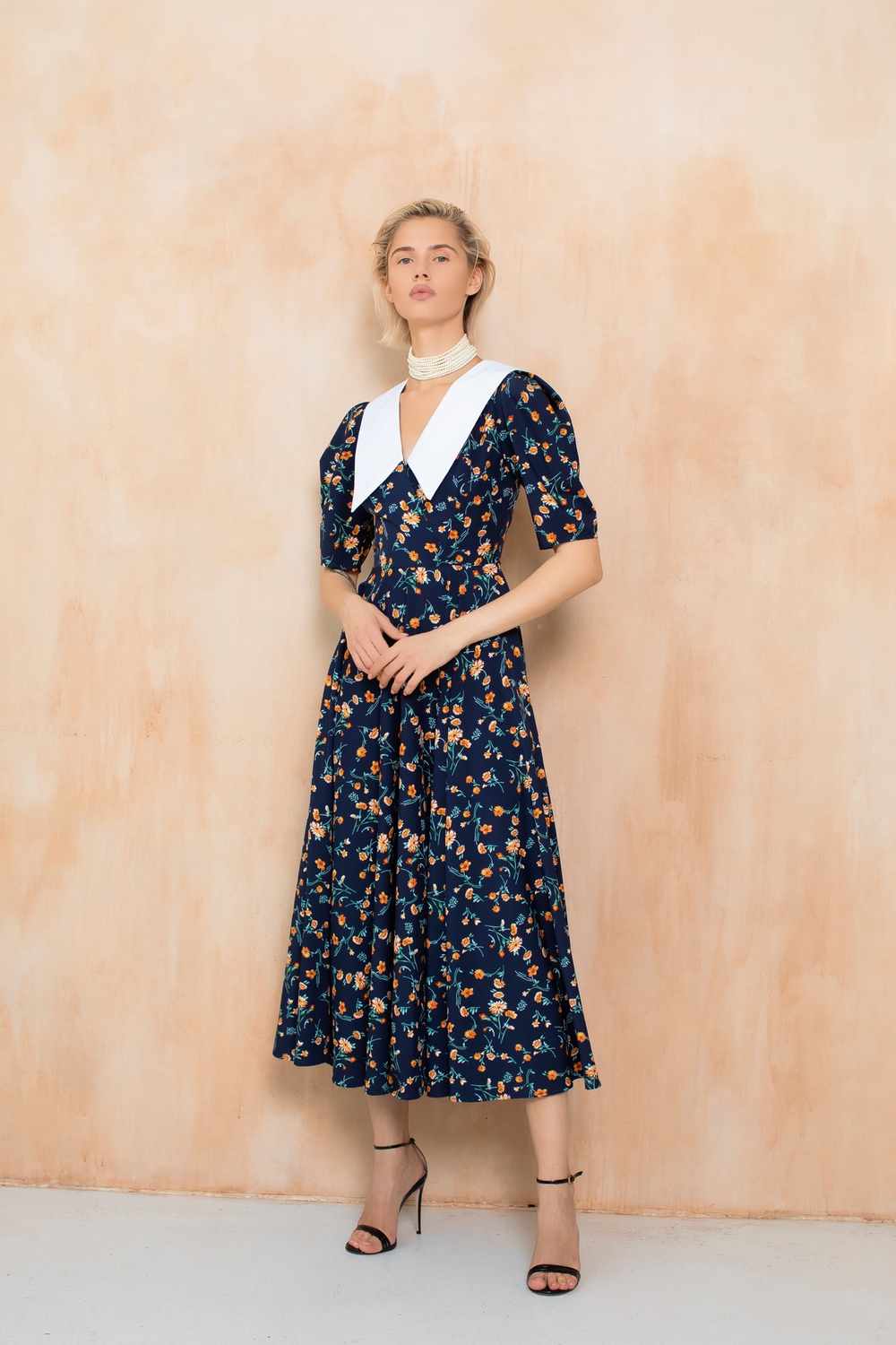 Платье с белым воротников