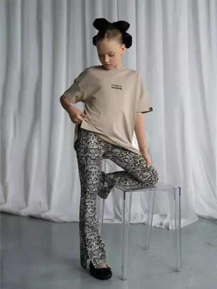 Бежевый костюм для девочки в сад