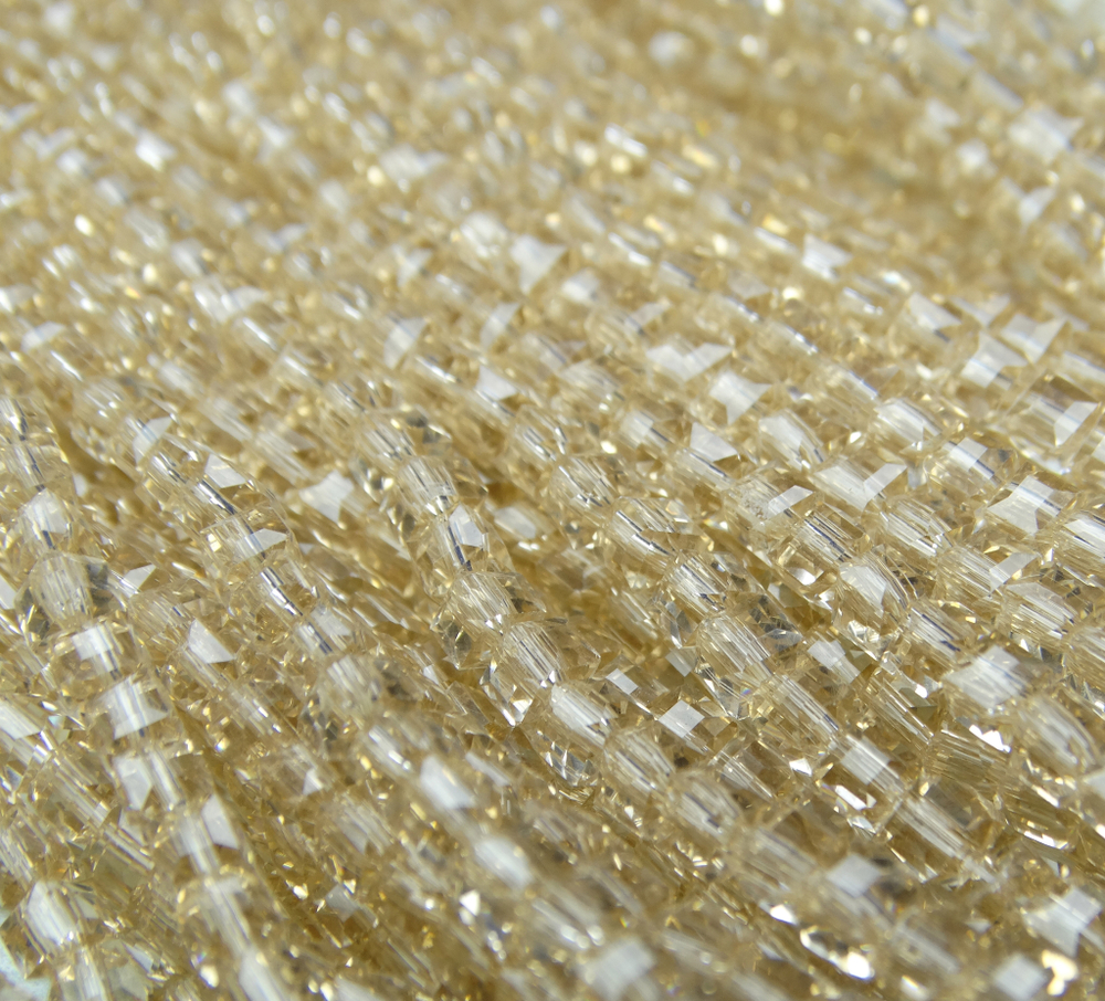 БВ002НН3 Хрустальные бусины квадратные, цвет: бежевый, размер 3 мм, кол-во: 63-65 шт.