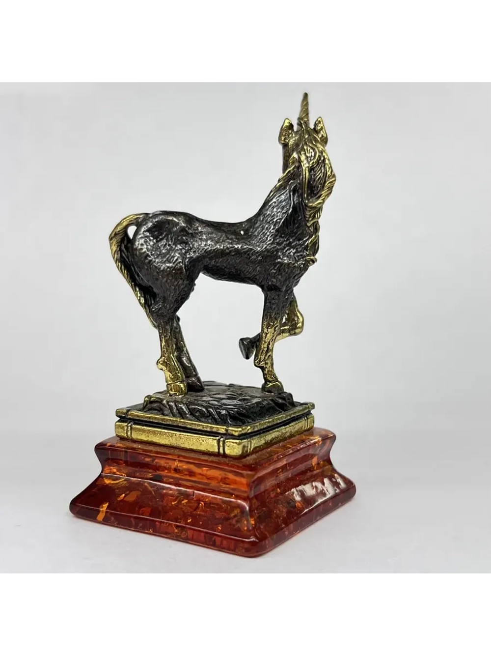 Бронзовая статуэтка на янтаре