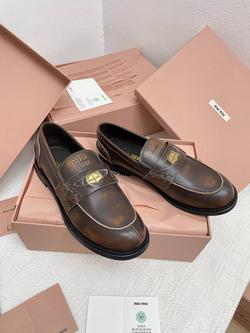 Женские кожаные лоферы Miu Miu коричневого цвета