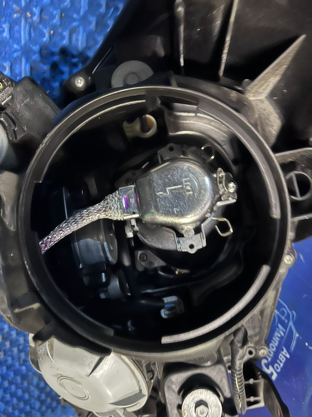 Фара передняя левая TOYOTA AVENSIS 2008-2012