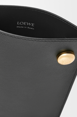 Loewe Сумка-мешок Pebble Dice из классической телячьей кожи, черный