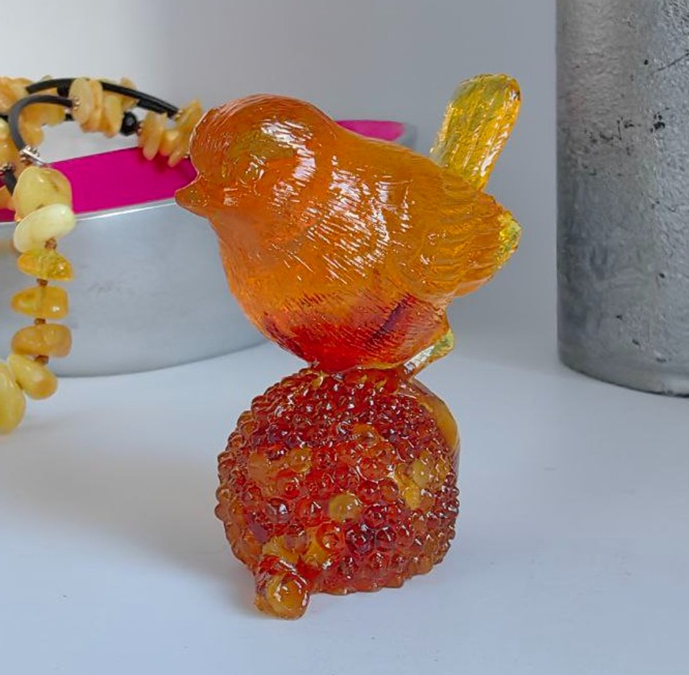 Птичка на желуде