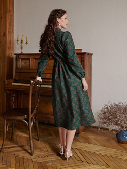 Платье с воротником стойкой