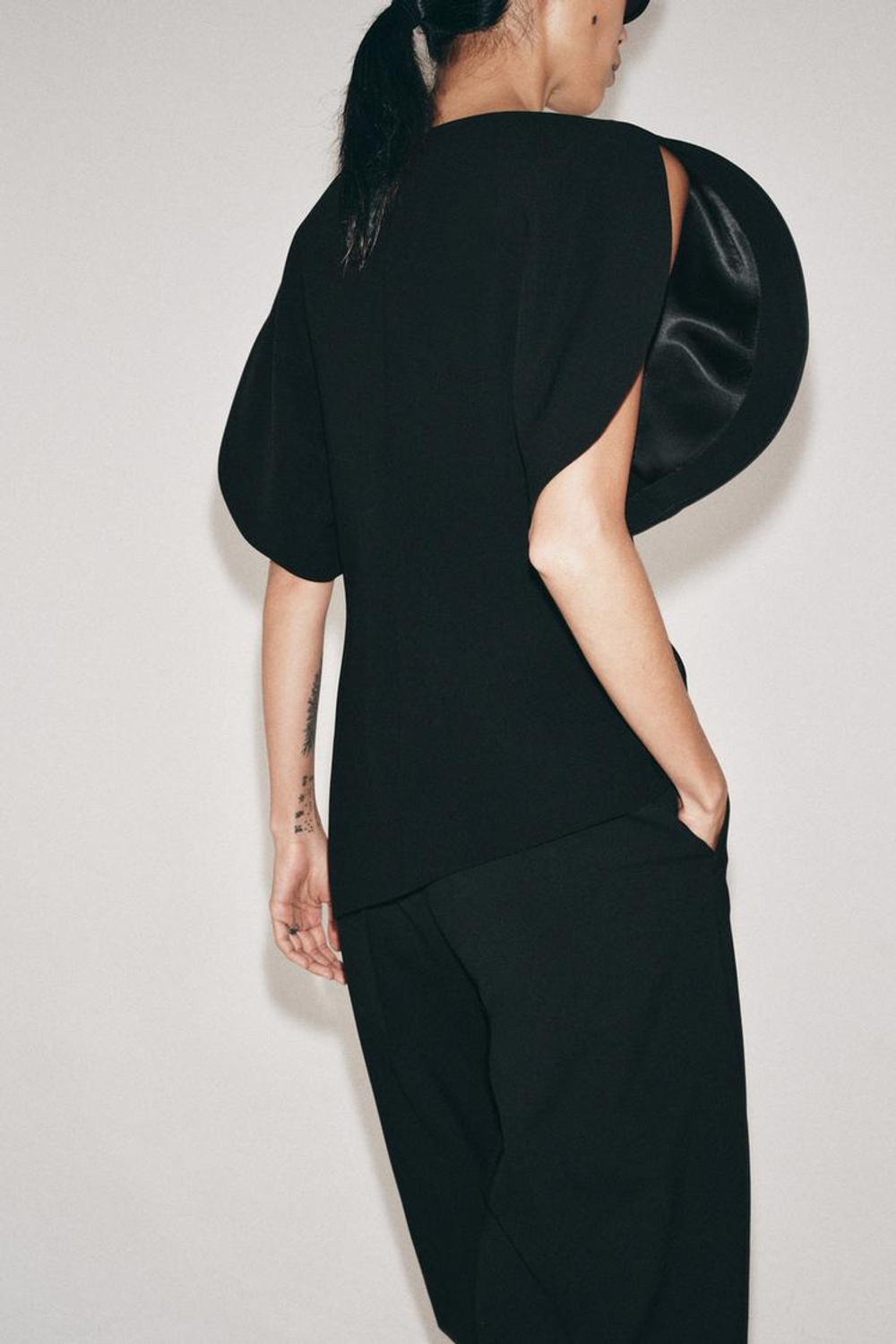 ZARA ТОП С ОБЪЕМНЫМИ РУКАВАМИ — ZW COLLECTION, ЧЕРНЫЙ