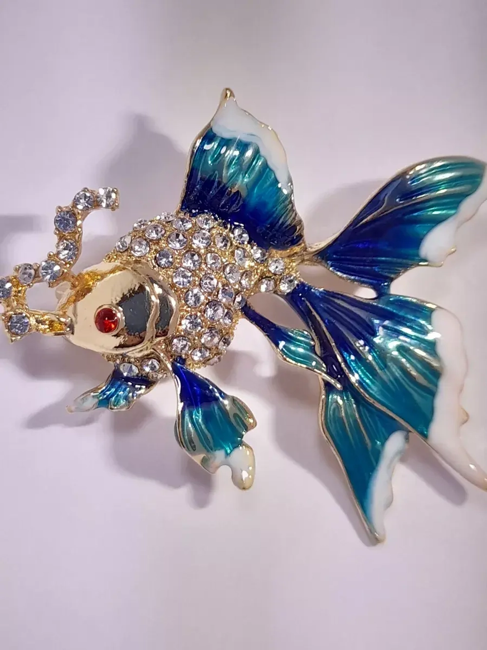 Брошь Рыбка сине-зеленый цвет хвоста