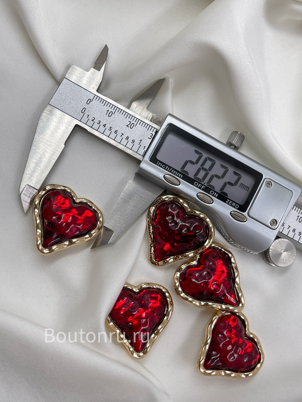 Пуговицы сердечки  с неровным краем и жатой красной серединкой с мармеладным эффектом
