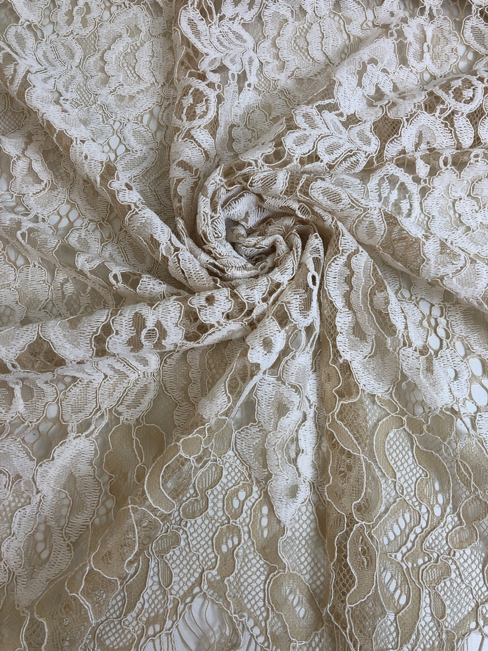 Гипюр бежевый, сутажная нитка, раппорт