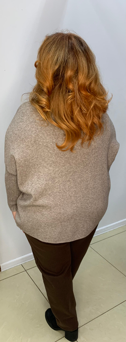 Укороченный свитер-пончо