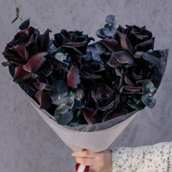 88. Темный букет с черными французскими розами и эвкалиптом