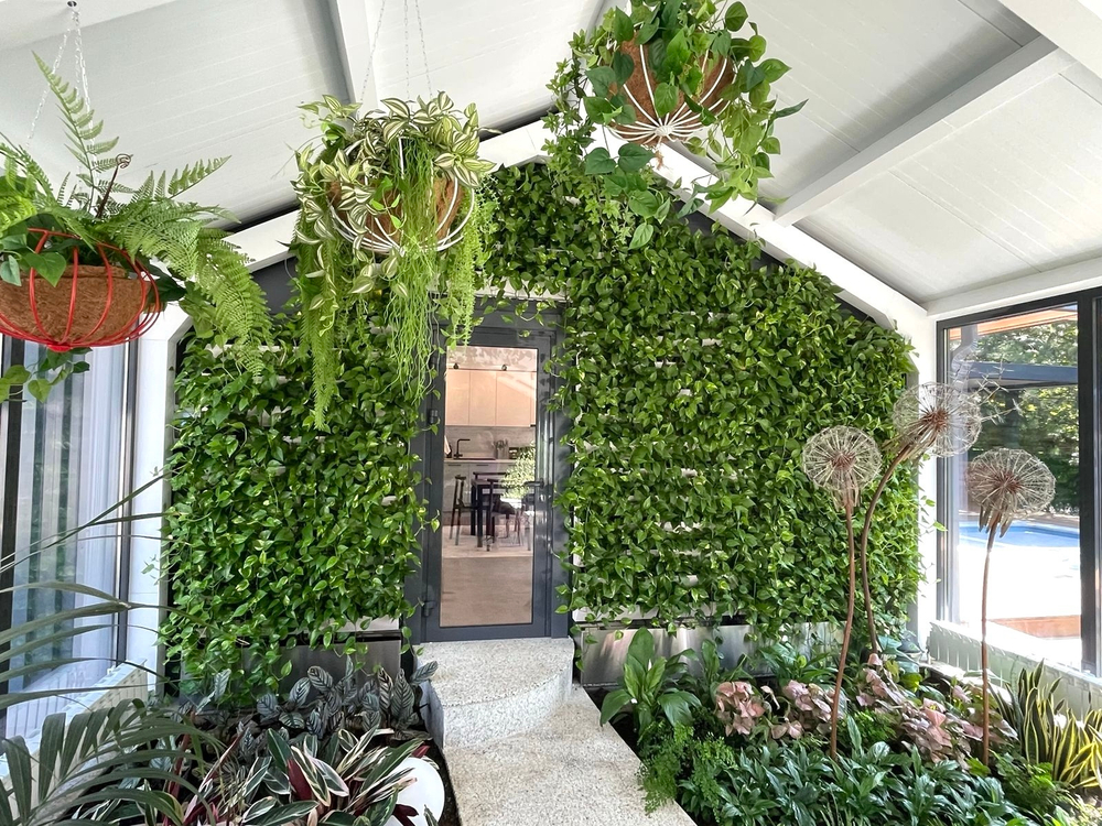 Вертикальное озеленение живыми растениями. В проекте использовалось оборудование "Hydro Falls"