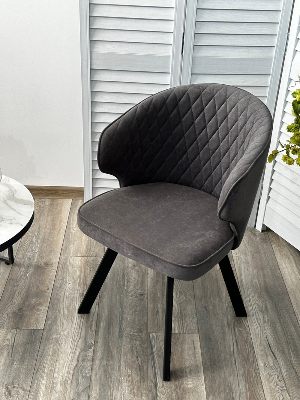 Стул М-City DISAUR Скат (Skat) поворотный на поворотный на 360 градусов, B28 темно-серый, Велюр, Черный каркас