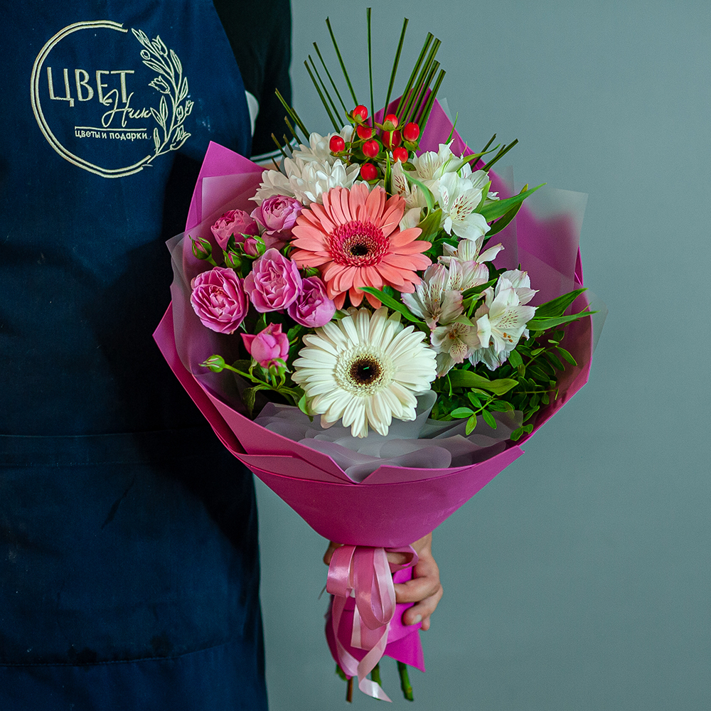 Сборный букет с герберами в розовом оформлении