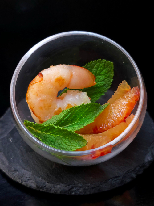 Тигровая креветка с красным апельсином и мятой