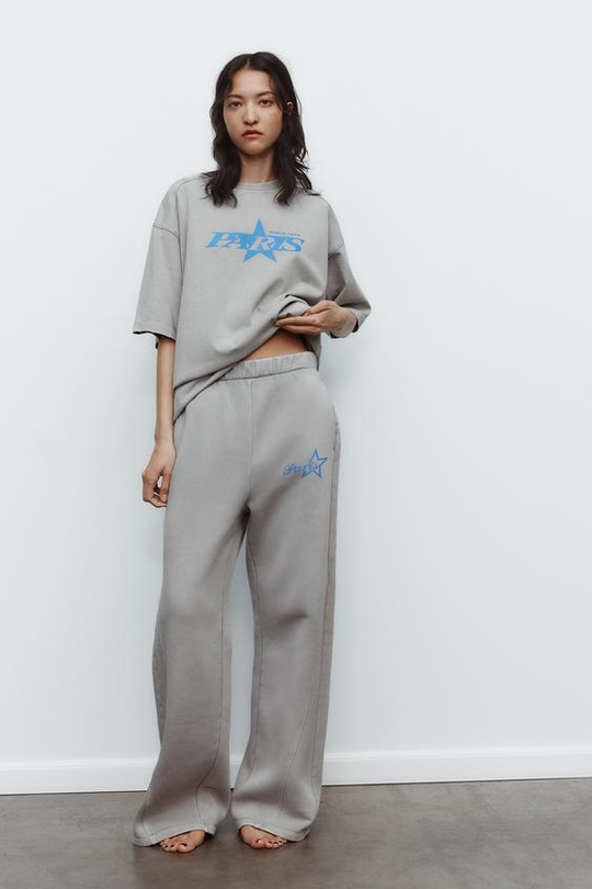 ZARA БРЮКИ ИЗ МЯГКОЙ ТКАНИ С ЭФФЕКТОМ ПОТЕРТОСТИ И НАДПИСЬЮ, СЕРЫЙ