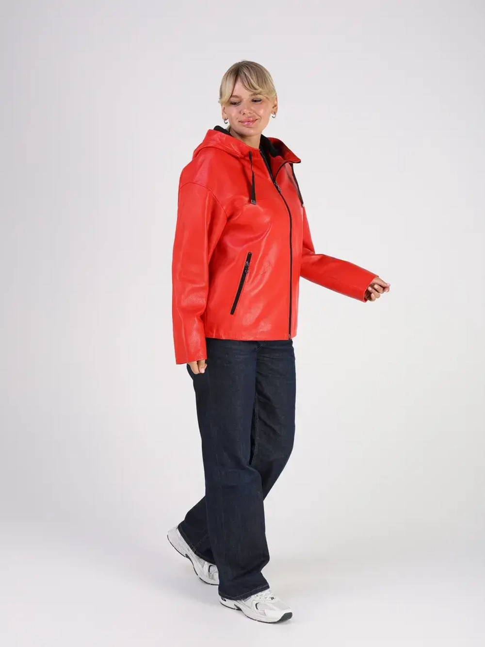 Кожаная куртка демисезонная с капюшоном короткая