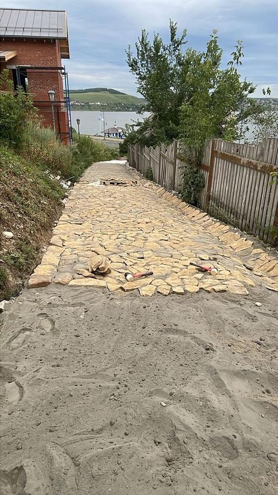 Галтованная фантанка используется в случаях, когда поверхность должна быть неровной или иметь природный вид.