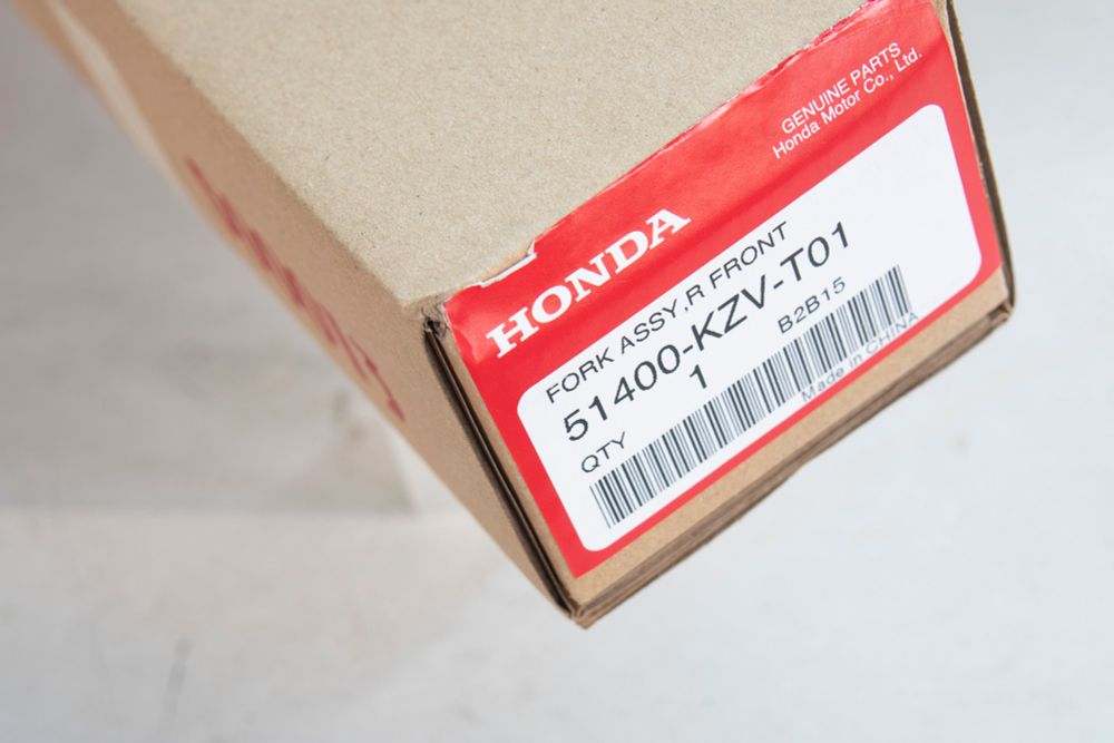51400-KZV-T01 (51400-GGN-J01). FORK ASSY., R. FR.. Honda Super Cub AA04