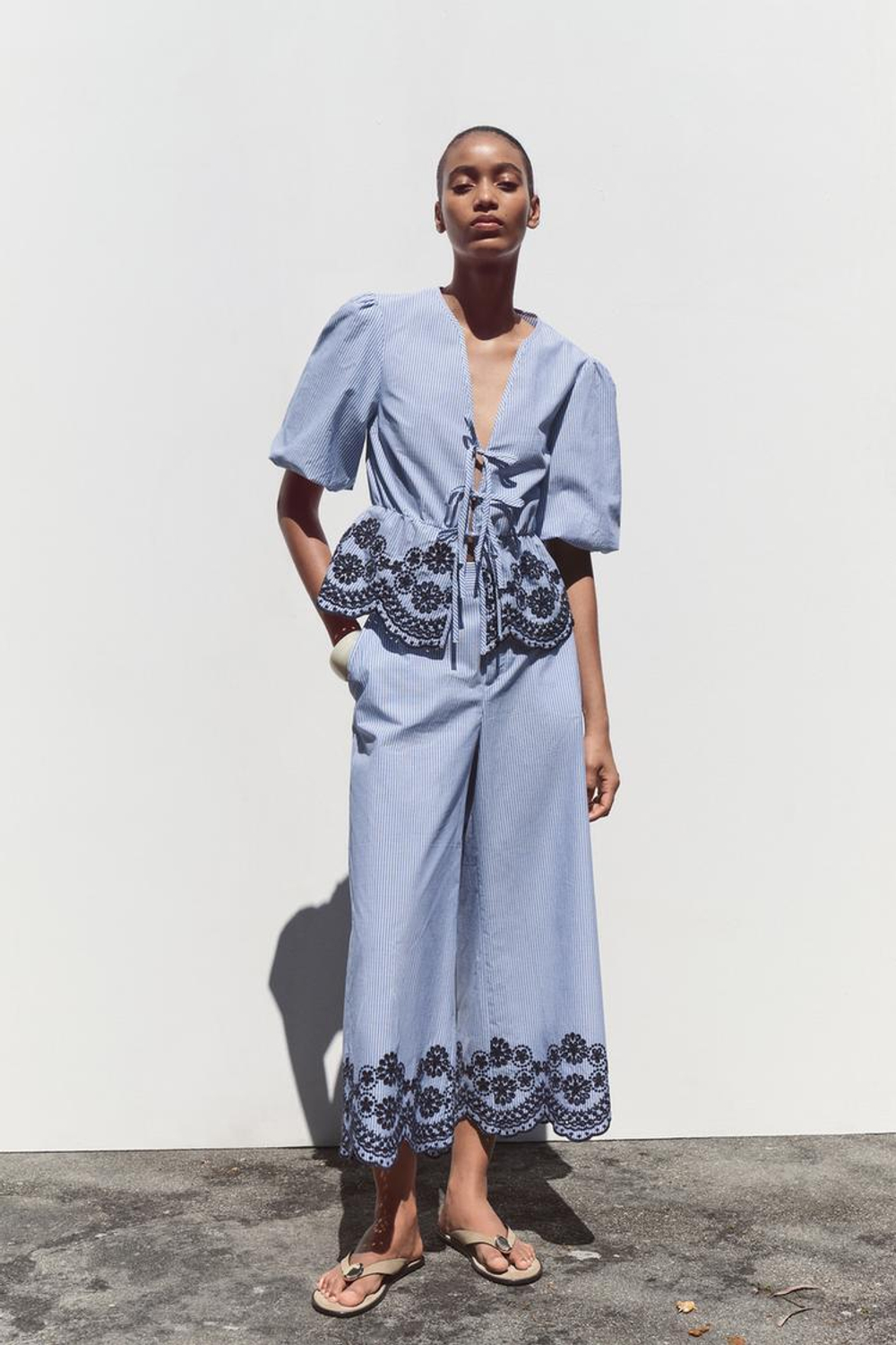 ZARA ТОП В ПОЛОСКУ С ВЫШИВКОЙ, СИНИЙ/ИНДИГО