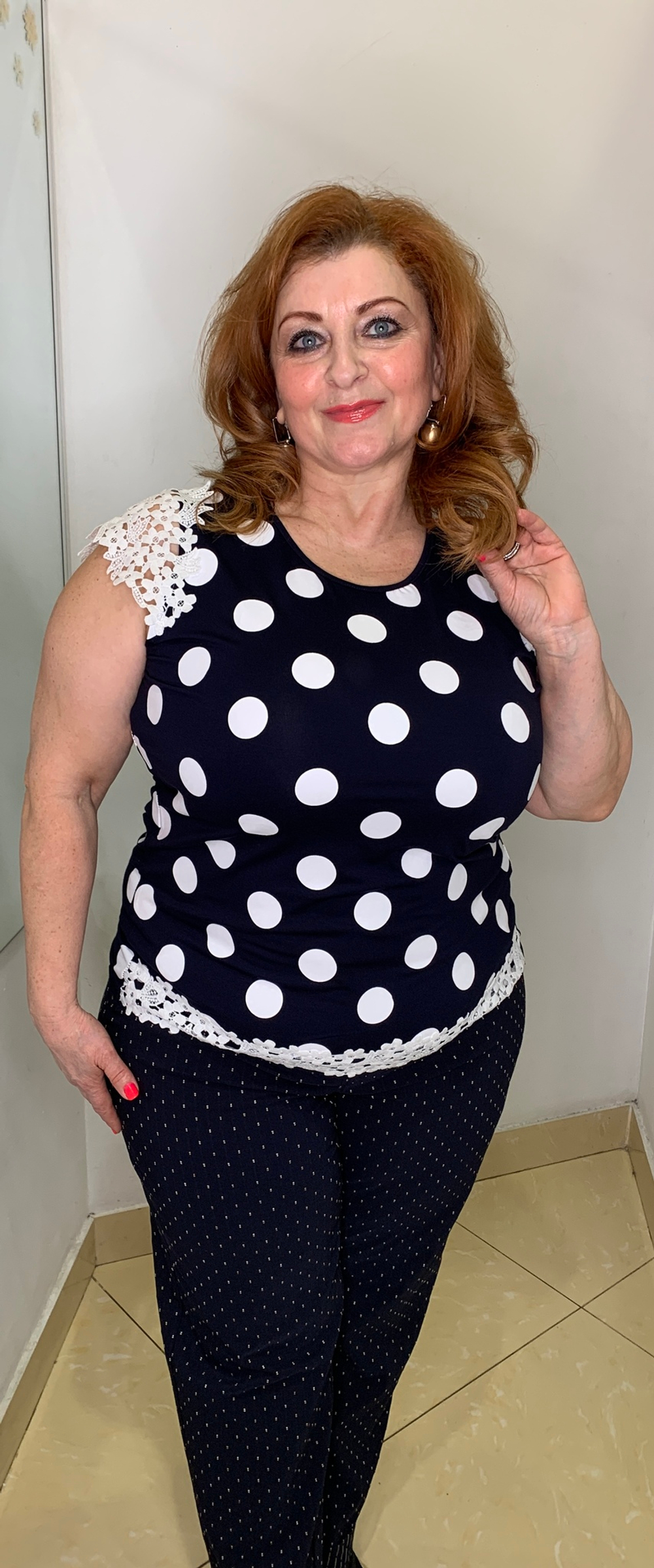 Темно-синяя футболка в белый горошек с ажурной отделкой