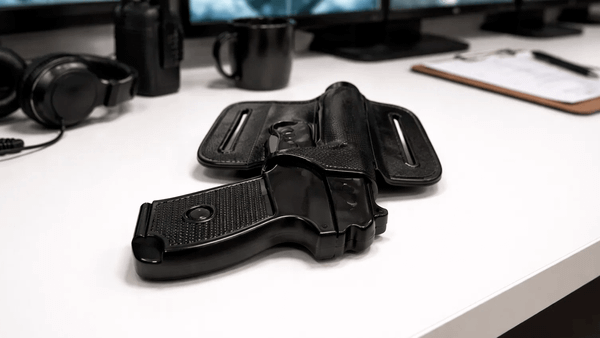 Как правильно доставать пистолет из кобуры? Как правильно доставать пистолет из кобуры?