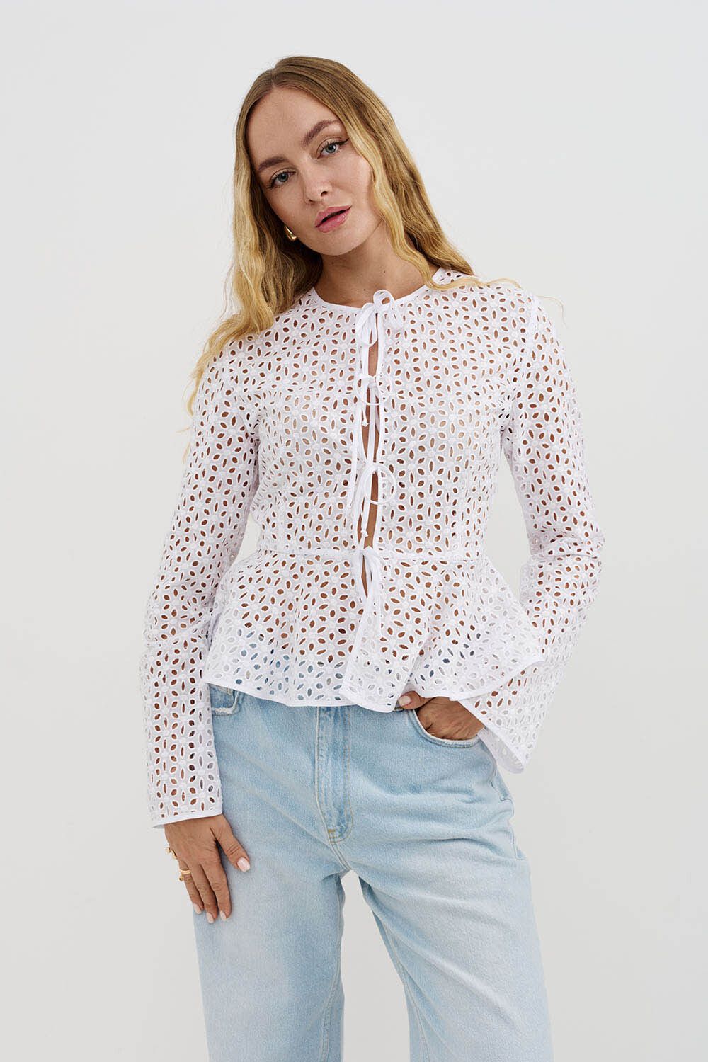 Блуза из шитья на завязках с баской белого цвета