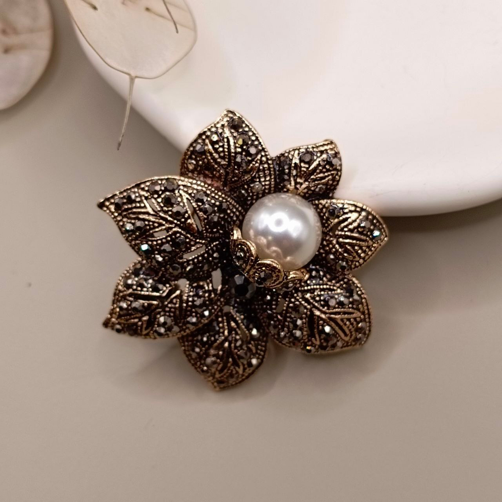 Брошь "Цветочная брошь с жемчужиной"