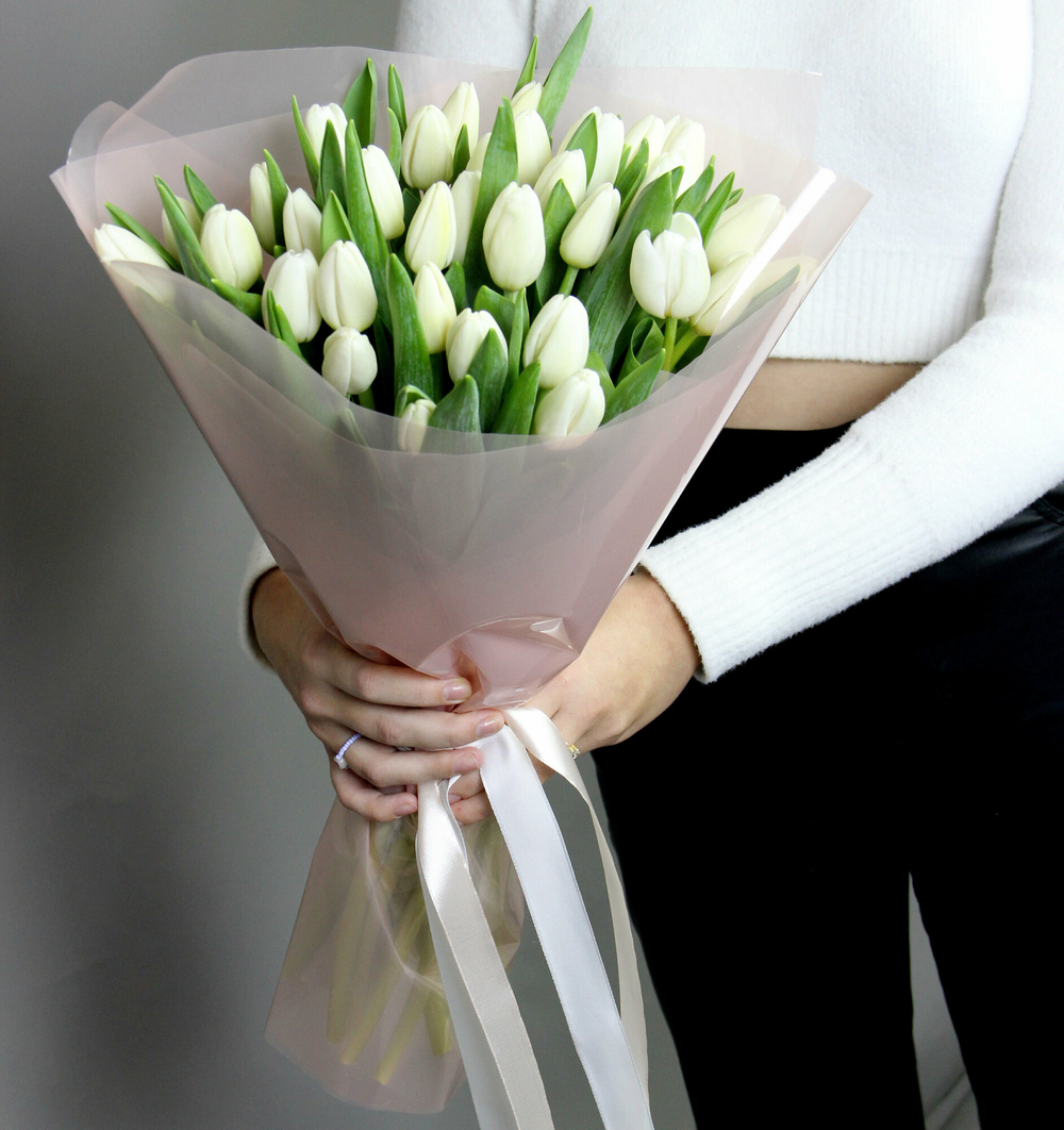 Монобукет из балоснежных , тюльпанов  33 штуки 45 см