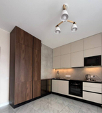 Современная кухня с тонированным стеклом и профилем Gola — без ручек