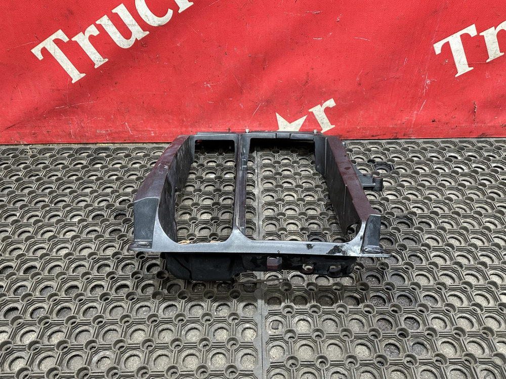 Кронштейн фары левой