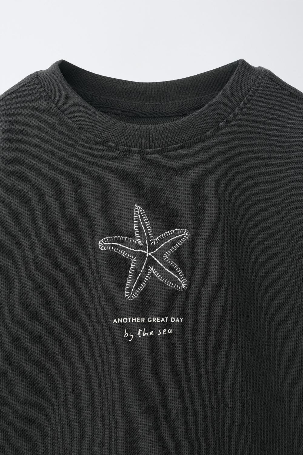 ZARA ФУТБОЛКА С ВЫШИВКОЙ, ТЕМНЫЙ АНТРАЦИТ