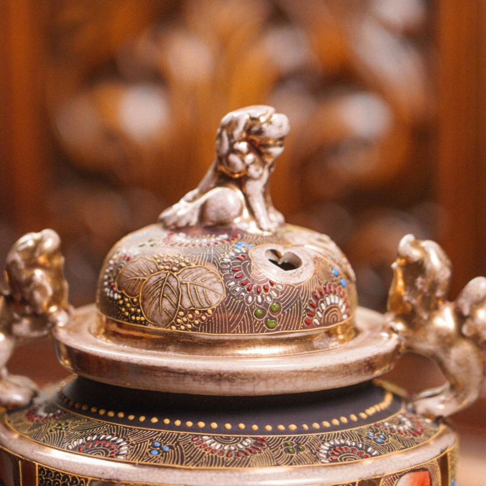 Антикварная ваза-курильница (кодоро) в стиле Сацума