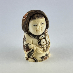 Статуэтка нэцкэ Гейша с корзиной плодов