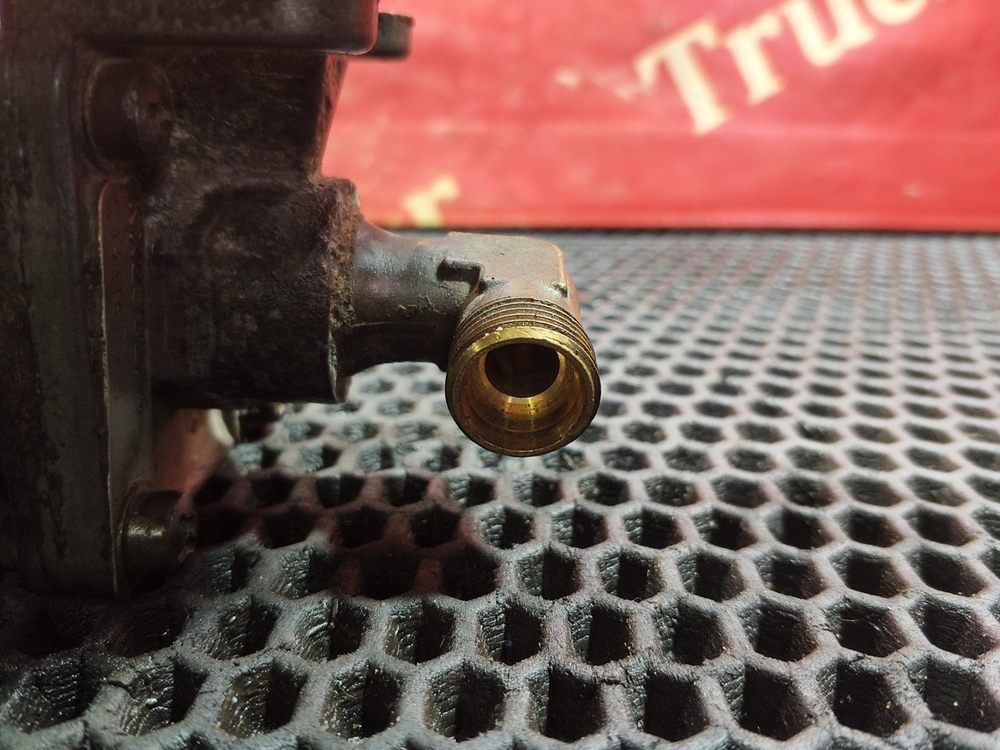 Выпускной клапан с глушителем