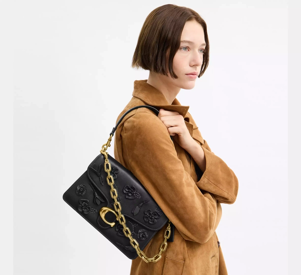 COACH СУМКА ЧЕРЕЗ ПЛЕЧО TABBY CHAIN С ЦВЕТОЧНЫМ ДЕКОРОМ, ЧЕРНЫЙ