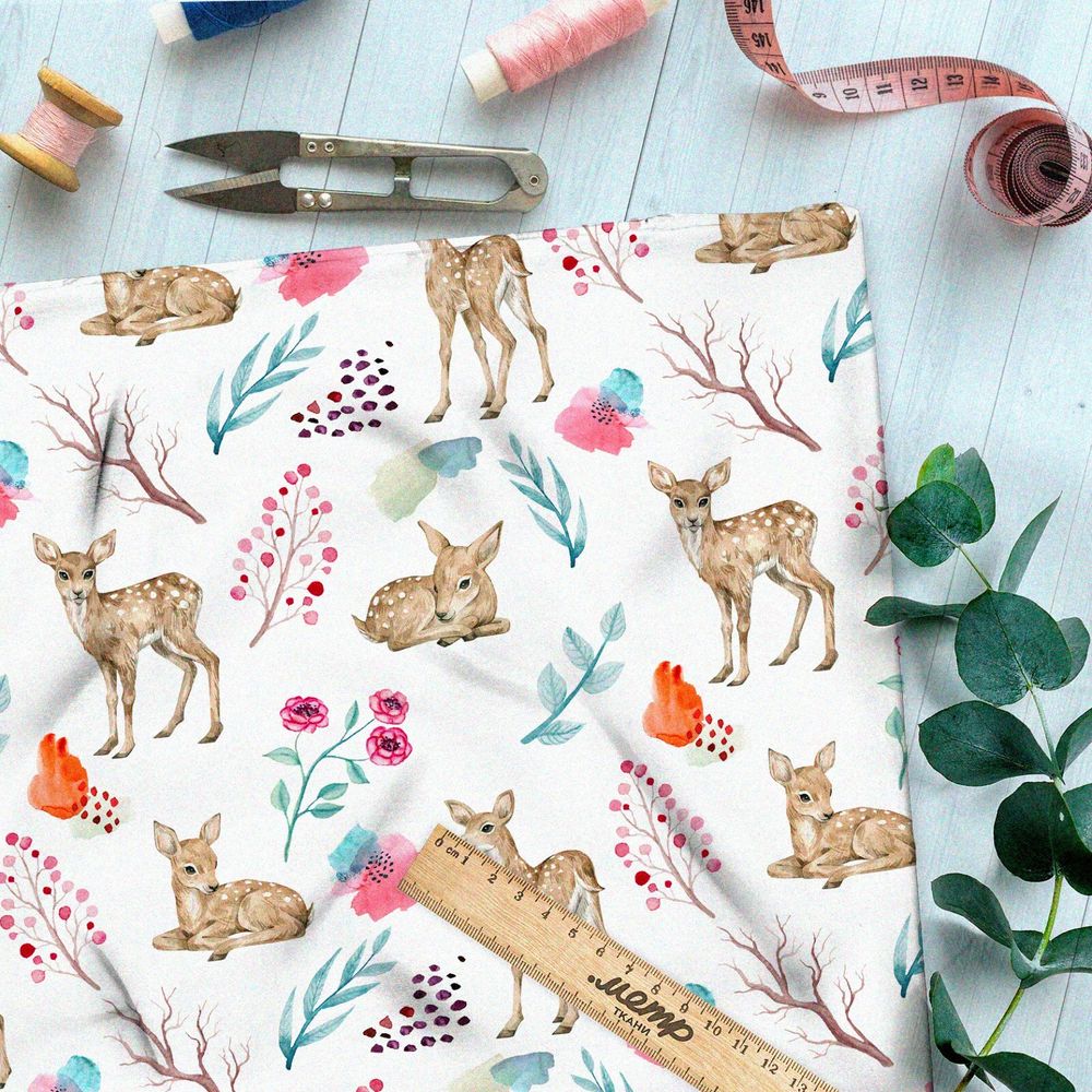 Ткань бязь оленята и веточки брусники на белом фоне