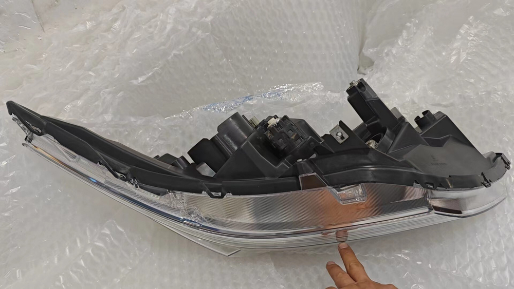 Оригинальная LED фара на Honda Crider (Левый руль, высокая комплектация)