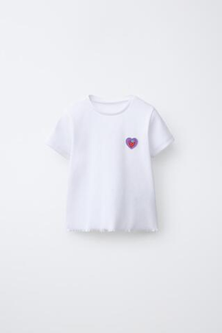 ZARA ФУТБОЛКА В РУБЧИК С НАШИВКОЙ, БЕЛЫЙ