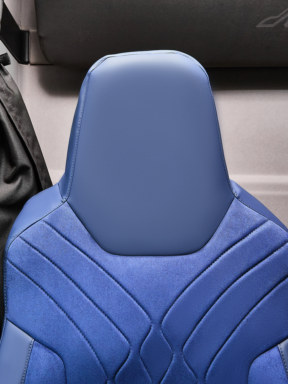 Чехлы Люкс MAN TGX, TGS с 2021 года без регулировки ремня безопасности водителя по высоте (экокожа, синий, синяя вставка)