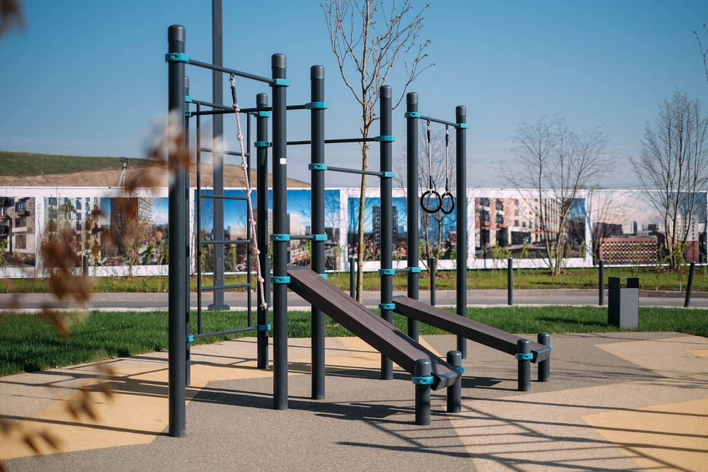 Воркаут-комплекс: канат, кольца, шведская стенка, 3 турника, брусья и наклонная скамья