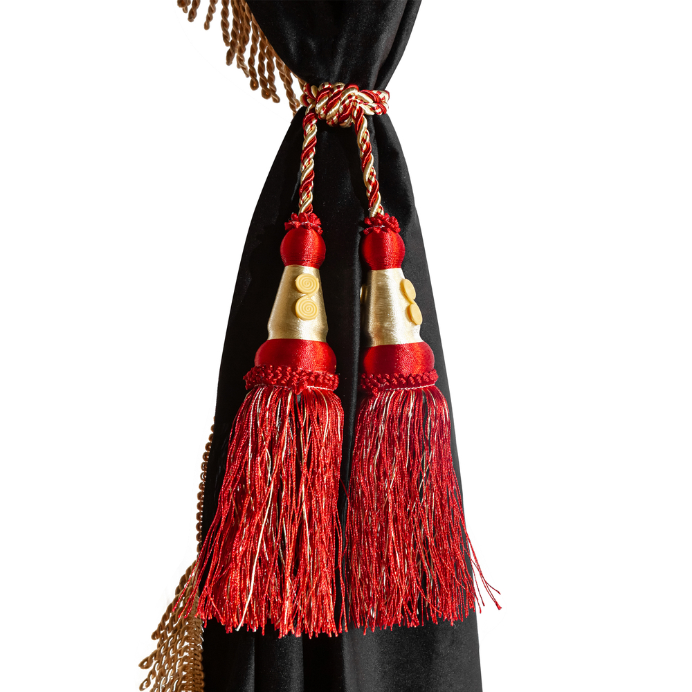 Шторы спального места с ламбрекеном и прихватами "Кисти" в кабину Volvo, Scania, MAN, DAF, Merc, Камаз, Sitrak, Shacman, Foton, FAW. Высота 1,5м, ширина одной стороны - 1,15м. Блэкаут, велюр. Черный цвет с бежевой бахромой и красными кистями