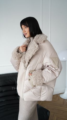 Бежевый пуховик с воротником из овечьей шерсти